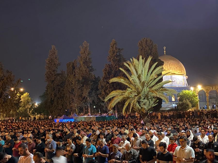 الالاف من المصلين يحيون ليلة القدر في المسجد الاقصى 
